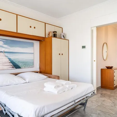 Charming 1 Bedroom On The Floor Apartment *